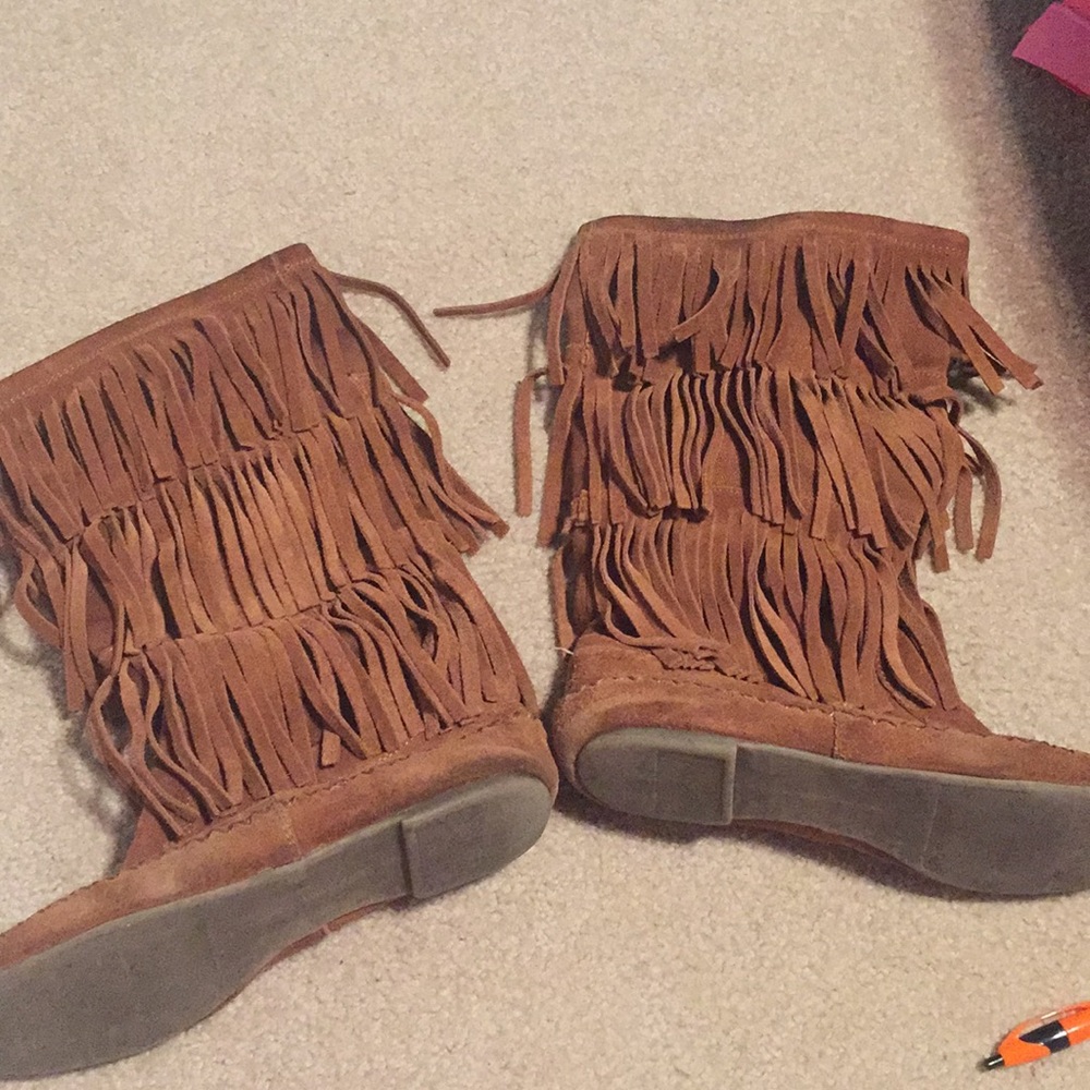 Super cute fringe moccasin boots!!!